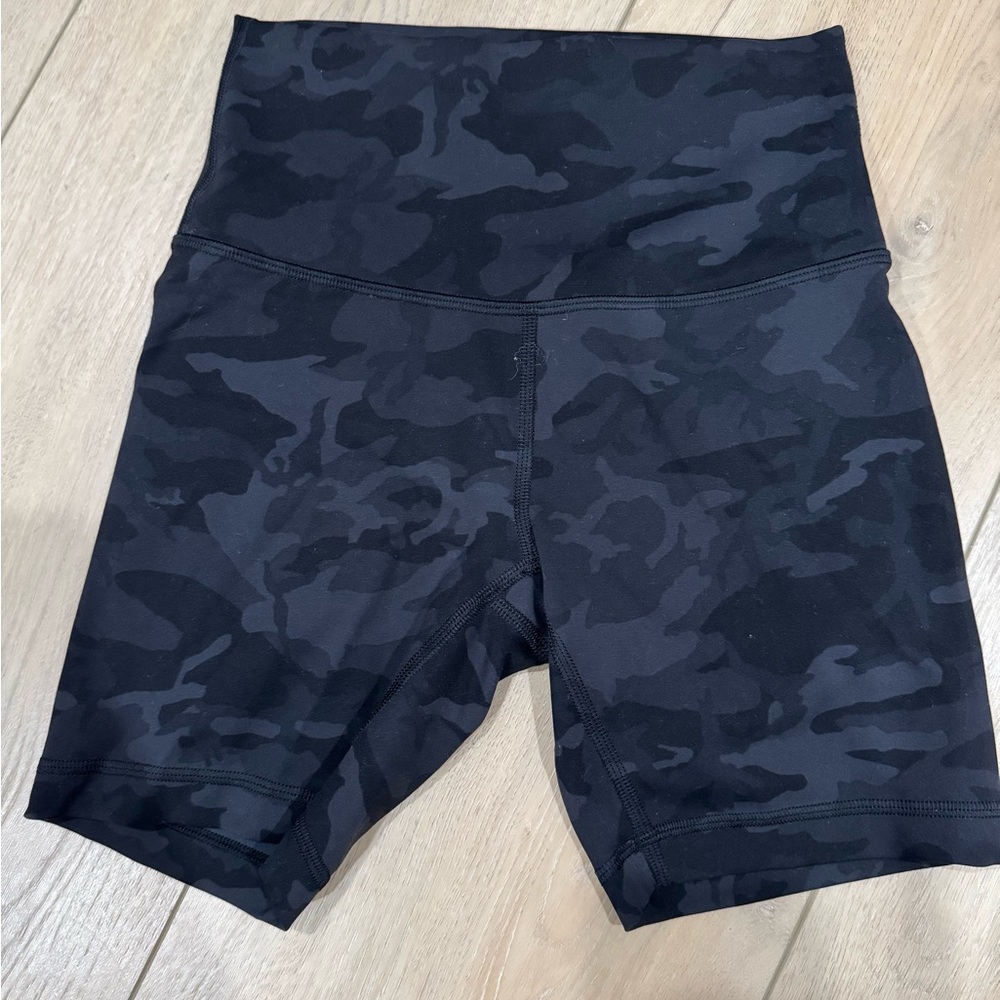 USED Lululemon Women's Black Camo biker Shorts